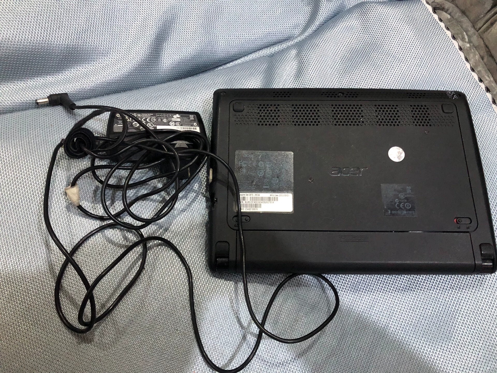 宏基 Acer Aspre One D270便携式笔记本,上网本,英特尔n2600处理器,2g运行内存,320g机械硬盘。电池不耐用,带原装电源。整体成色较差, 宏基 Acer Aspre One D270便携式笔记本,上网本,英特尔n2600处理器,2g运行内存,320g机械硬盘。电池不耐用,带原装电源。整体成色较差,